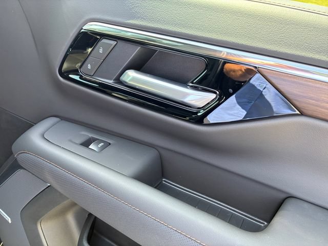 New 2026 Chevrolet Suburban High Country AWD/4WD image 14