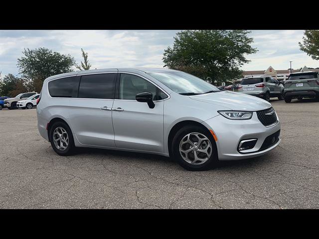 Used 2024 Chrysler Pacifica Limited FWD image 27