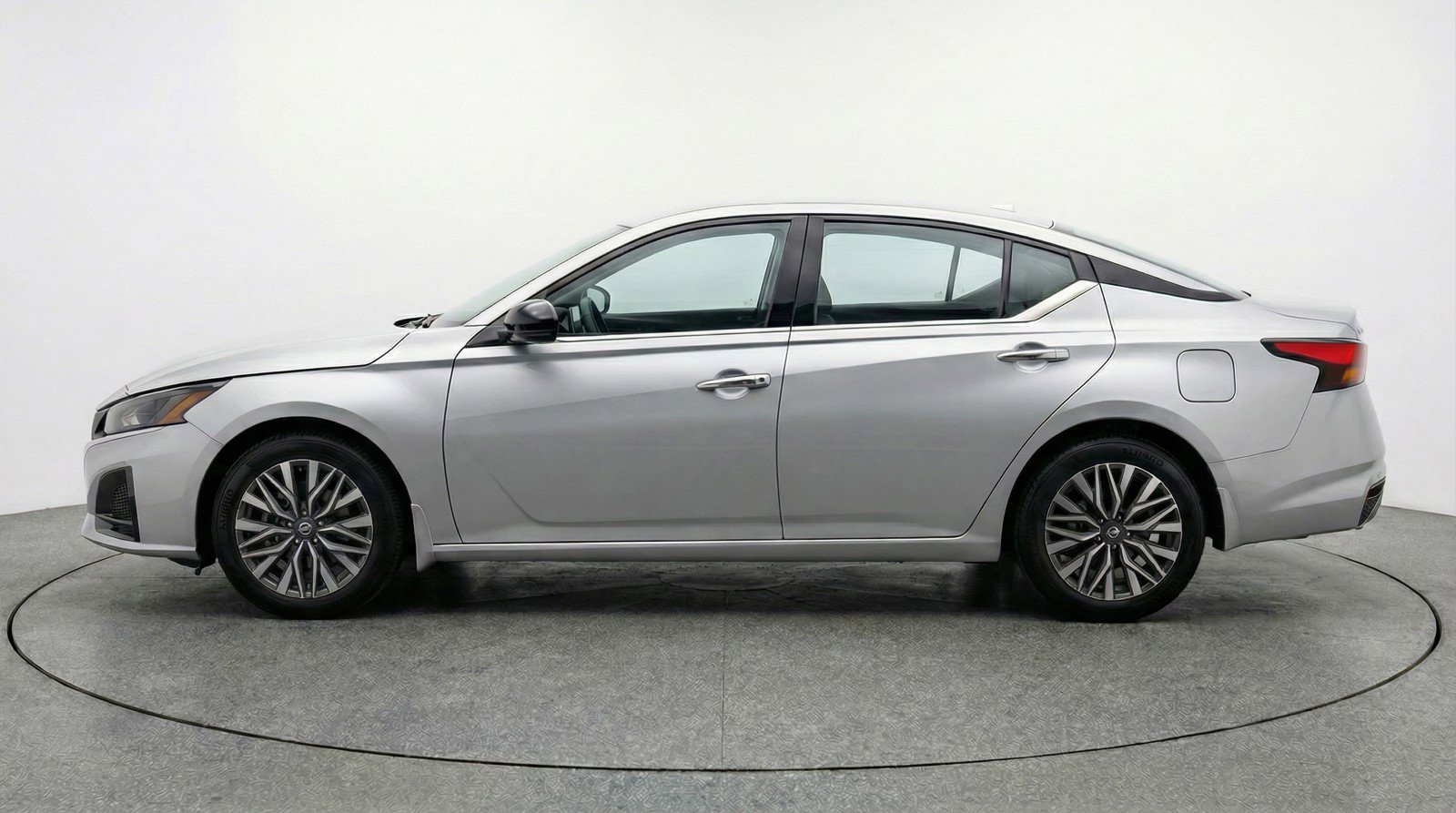 Used 2025 Nissan Altima 2.5 SV image 5