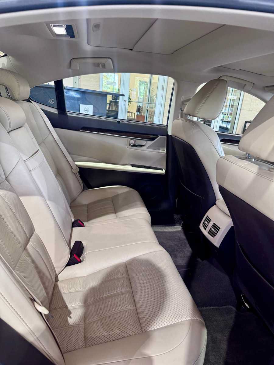 Used 2016 Lexus ES 350 w/ Ultra Luxury Package FWD image 5