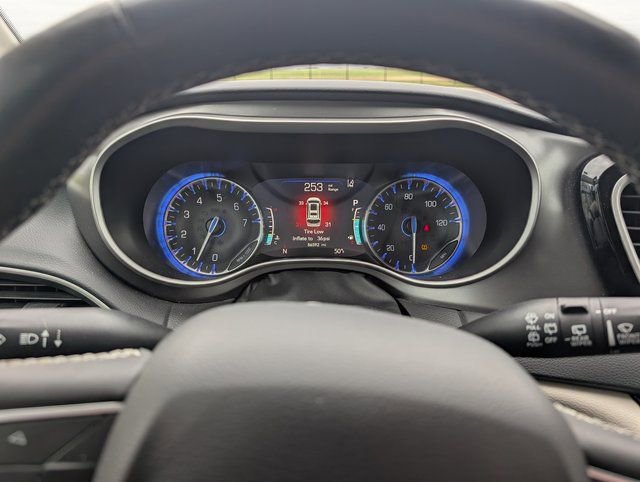 Used 2023 Chrysler Pacifica Touring-L image 15