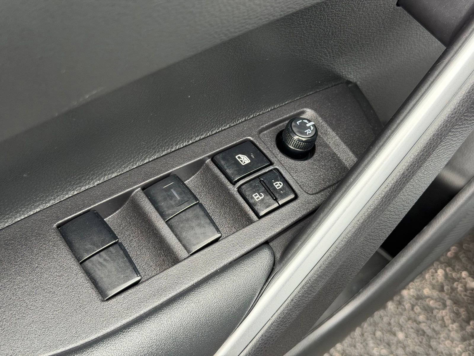 Used 2024 Toyota Corolla Cross SE image 12