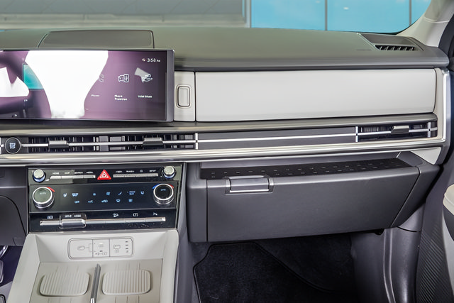 Certified 2025 Hyundai Santa Fe SEL FWD image 13