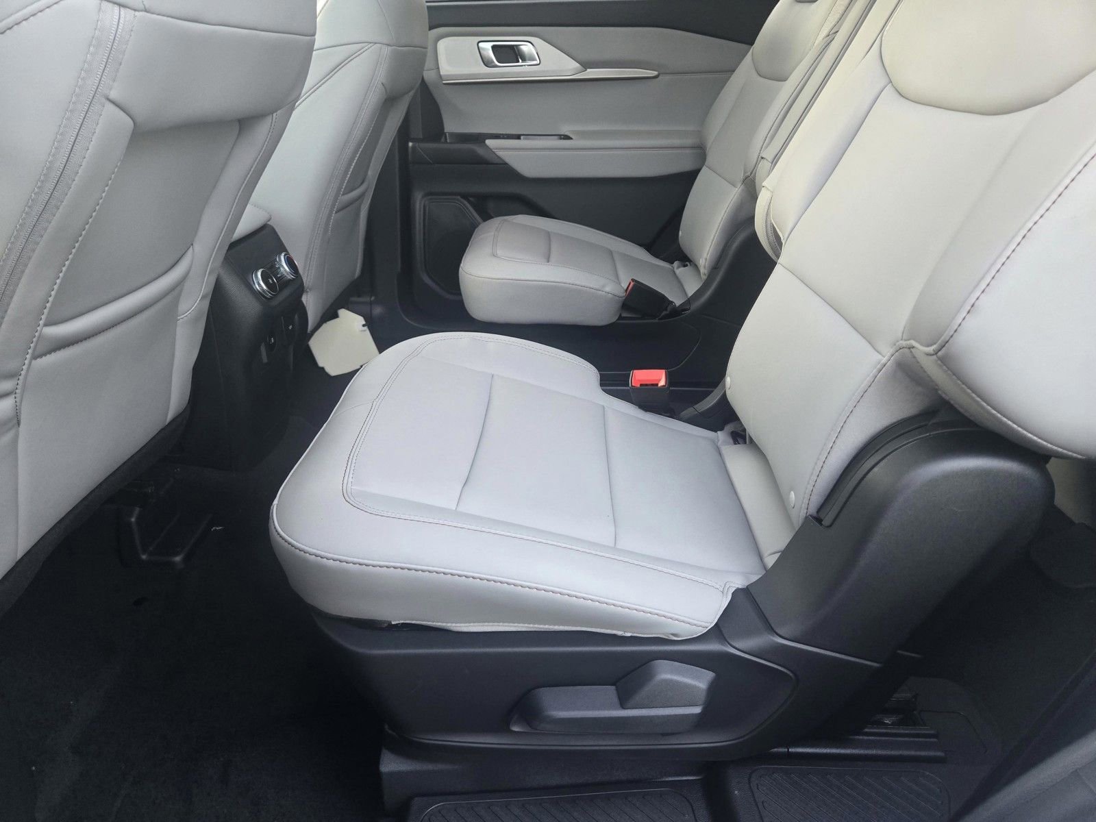 New 2026 Ford Explorer Active w/ Active Comfort Package image 8