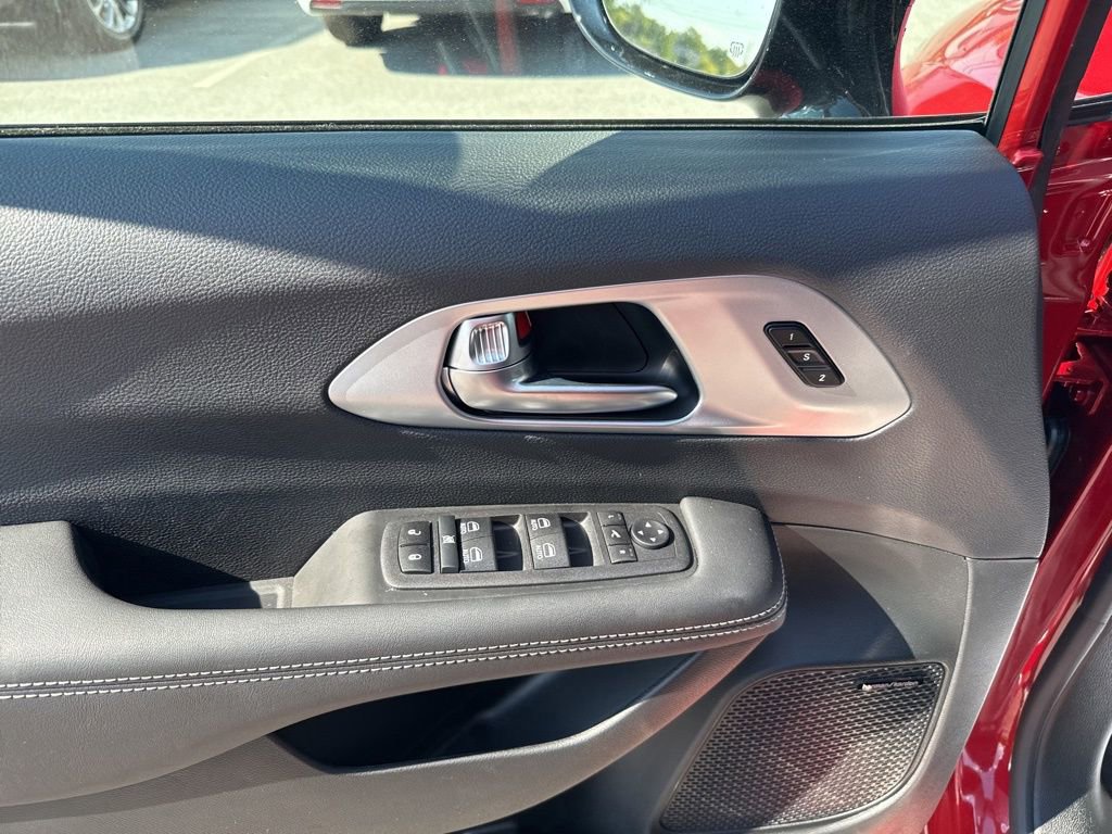 New 2026 Chrysler Pacifica Limited w/ Uconnect Theater Family Group image 19