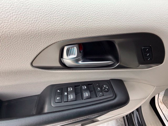 Used 2017 Chrysler Pacifica Limited FWD image 29