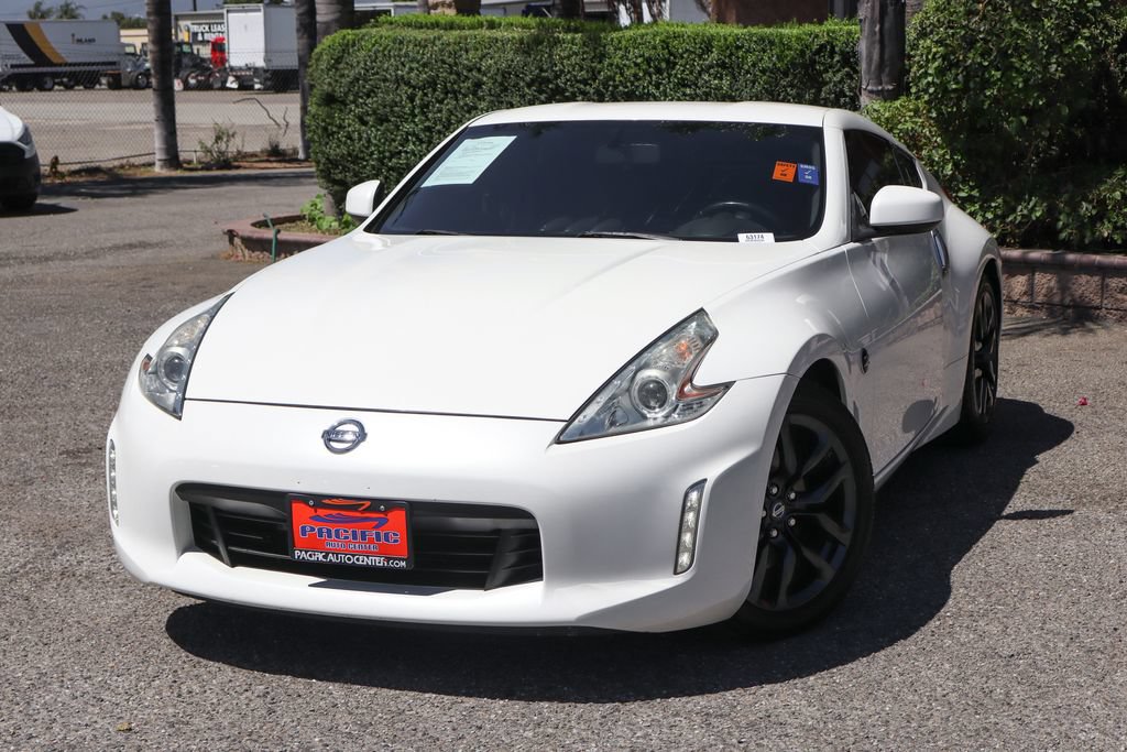 Used 2017 Nissan 370Z Coupe RWD image 4