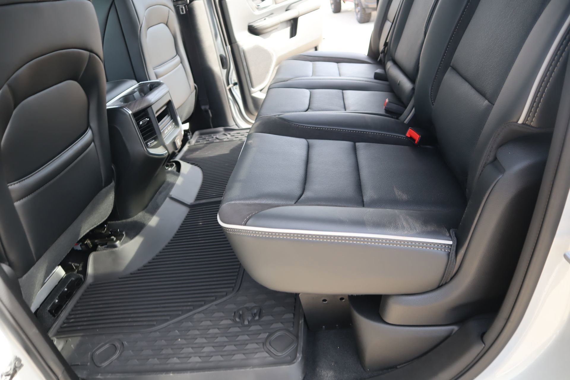 New 2026 RAM 1500 Laramie AWD/4WD image 13