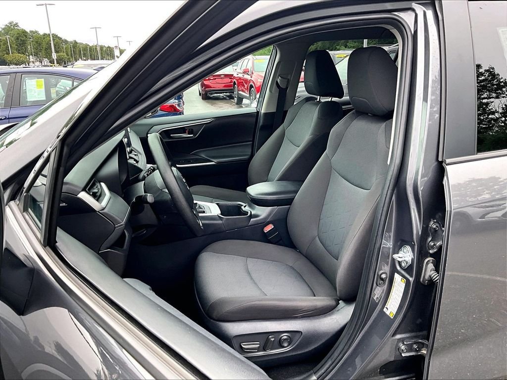 Used 2025 Toyota RAV4 XLE AWD/4WD image 10