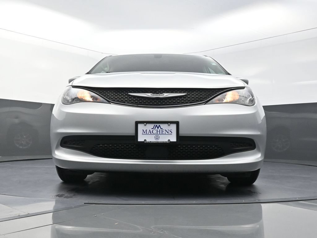 Used 2022 Chrysler Voyager LX FWD image 24
