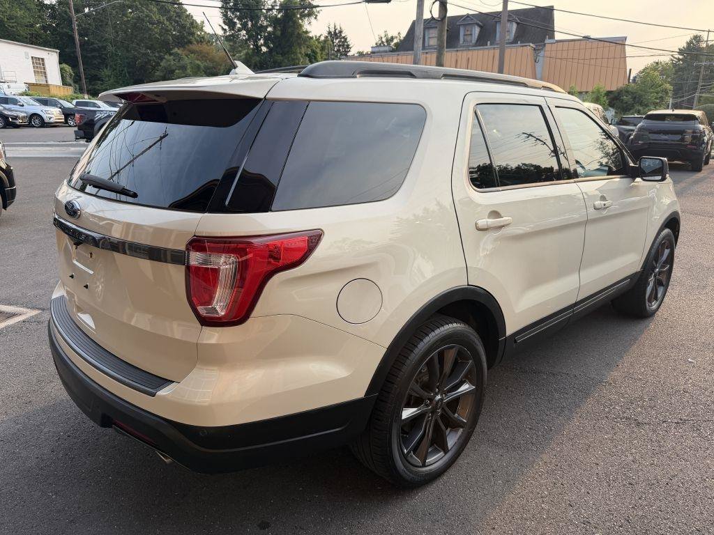 Used 2018 Ford Explorer XLT w/ Equipment Group 202A AWD/4WD image 5