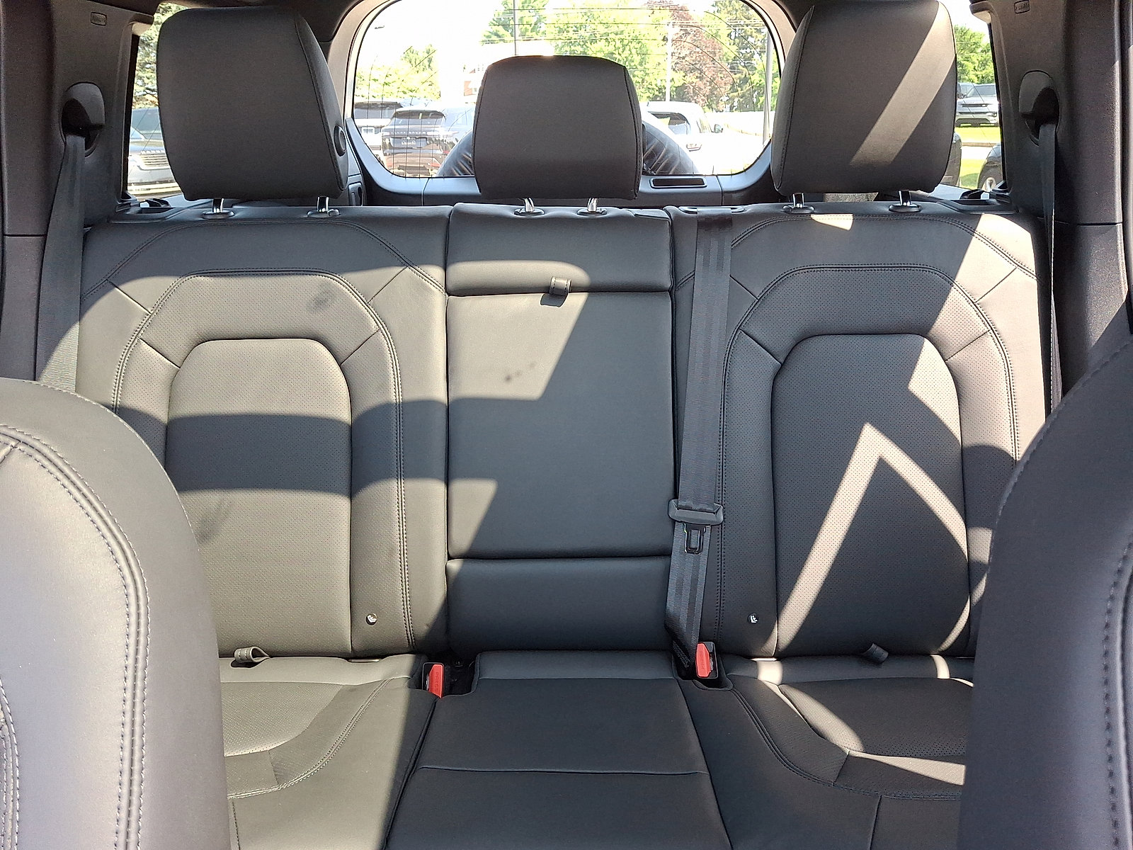 New 2025 Land Rover Defender 110 X-Dynamic SE image 15