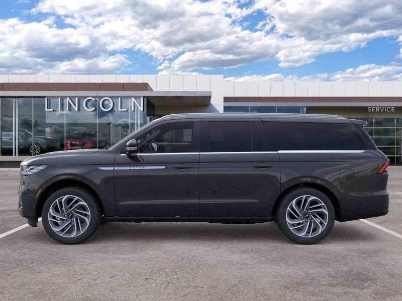 New 2026 Lincoln Navigator L Reserve AWD/4WD image 3