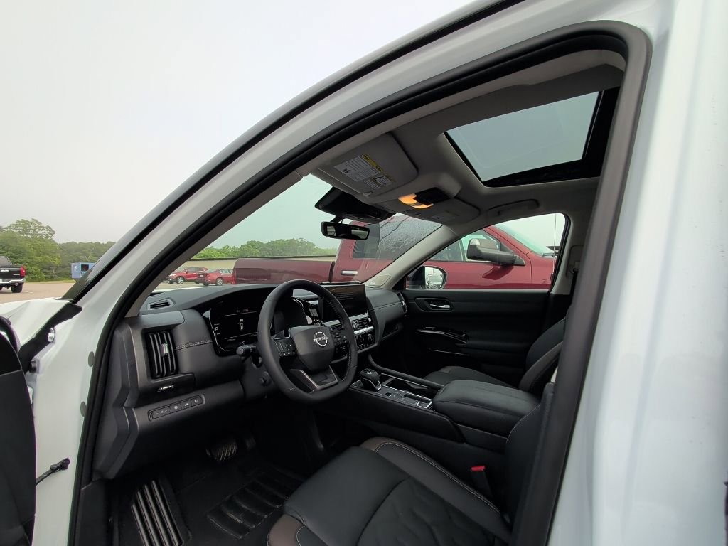 Used 2026 Nissan Pathfinder Platinum w/ Cargo Package FWD image 8