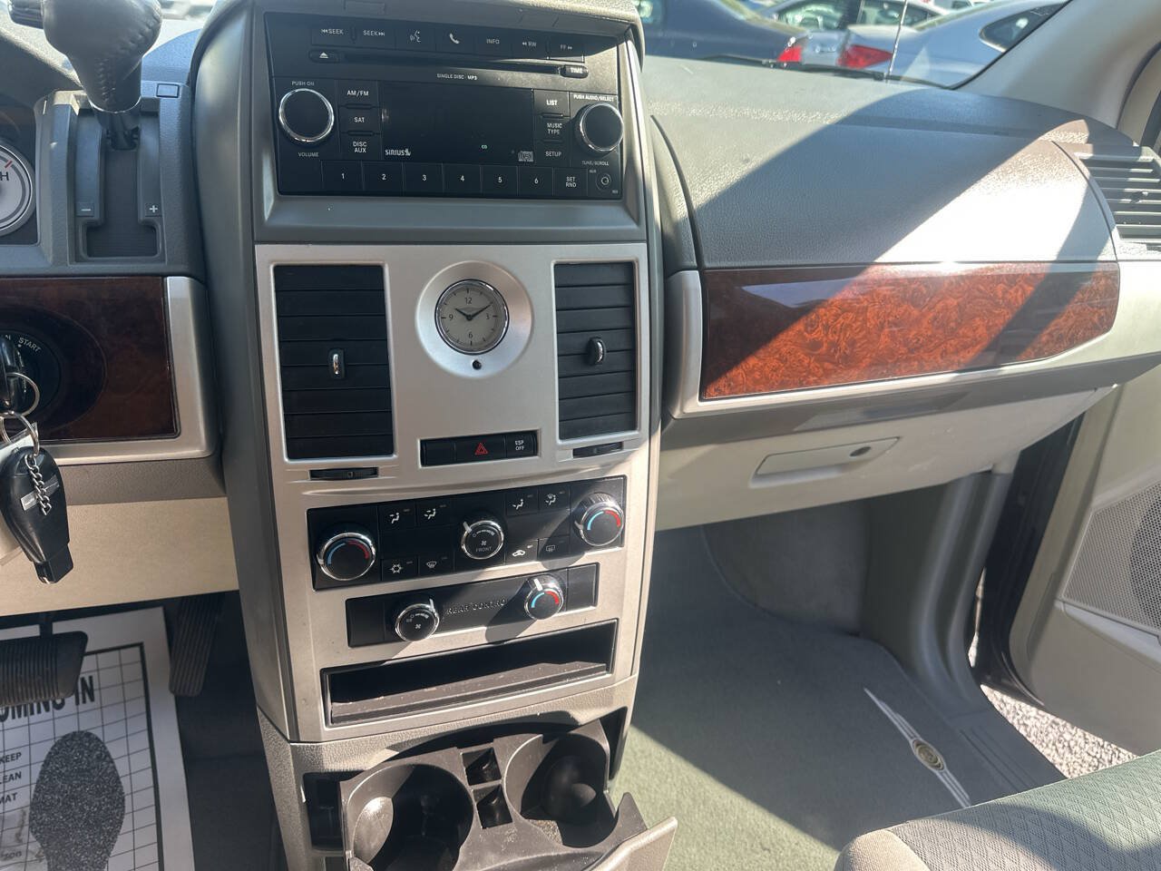 Used 2010 Chrysler Town & Country Touring FWD image 22