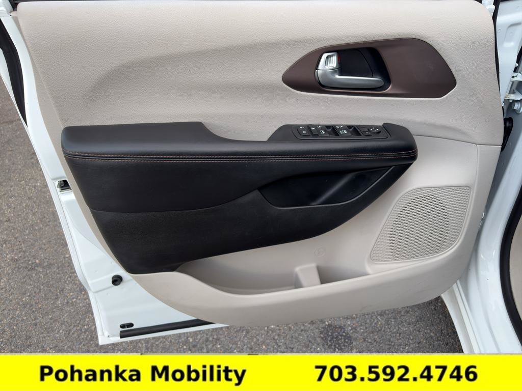 Used 2018 Chrysler Pacifica Touring-L FWD image 24