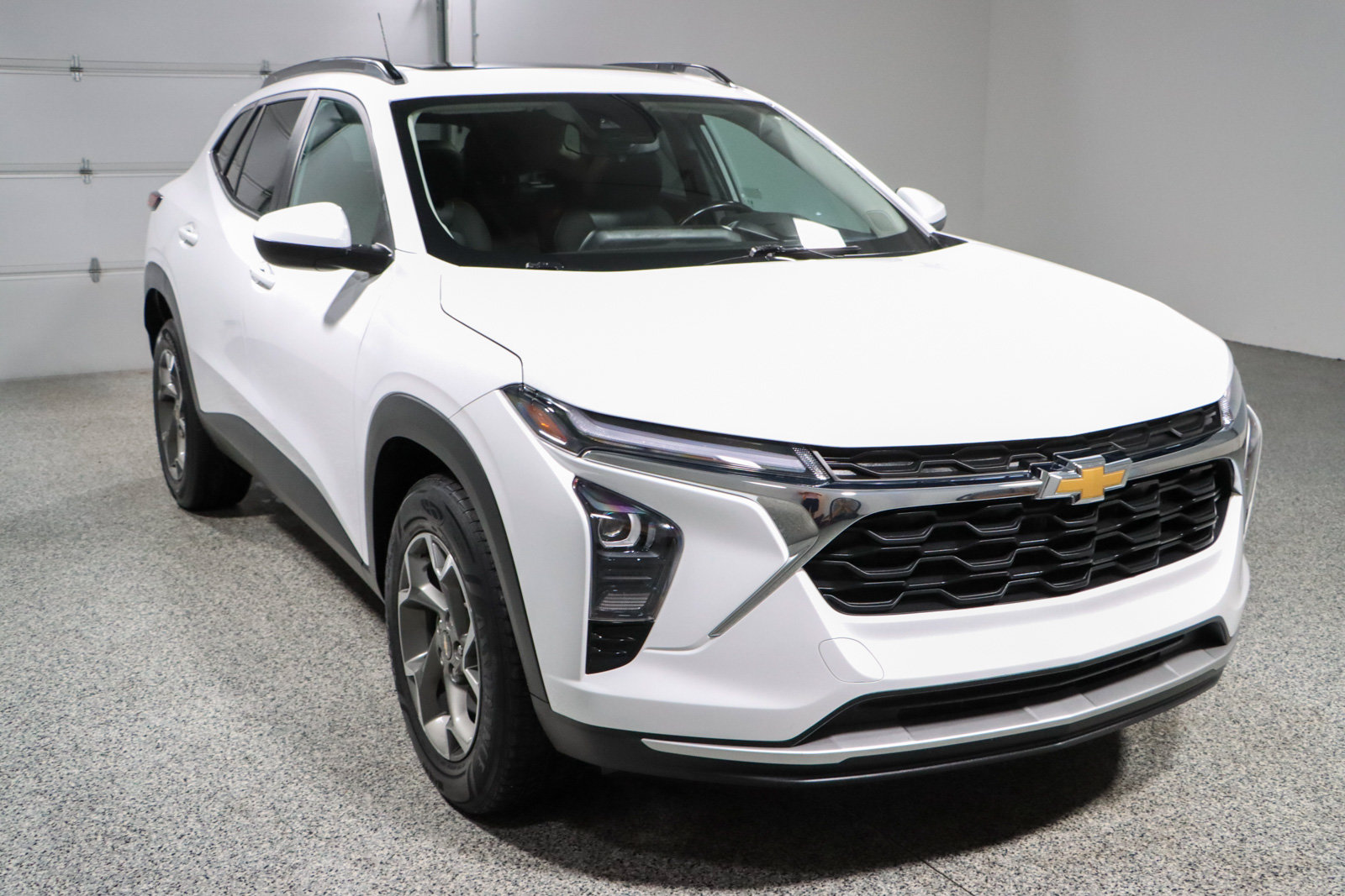 Used 2024 Chevrolet Trax LT w/ Sunroof Package FWD image 5