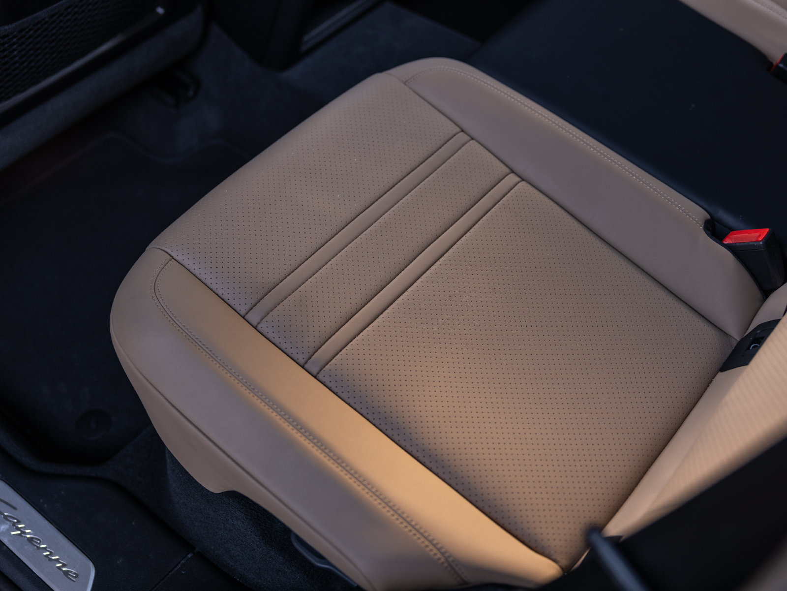 Certified 2025 Porsche Cayenne E-Hybrid Coupe AWD/4WD image 31