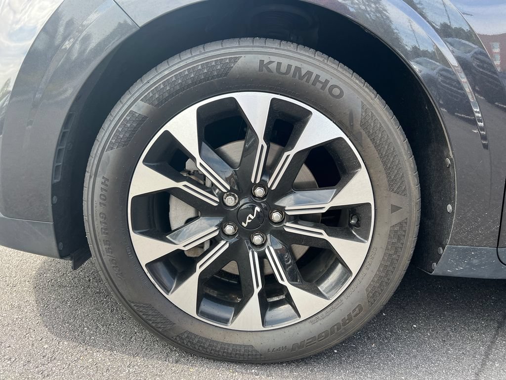 Used 2024 Kia Carnival EX FWD image 11