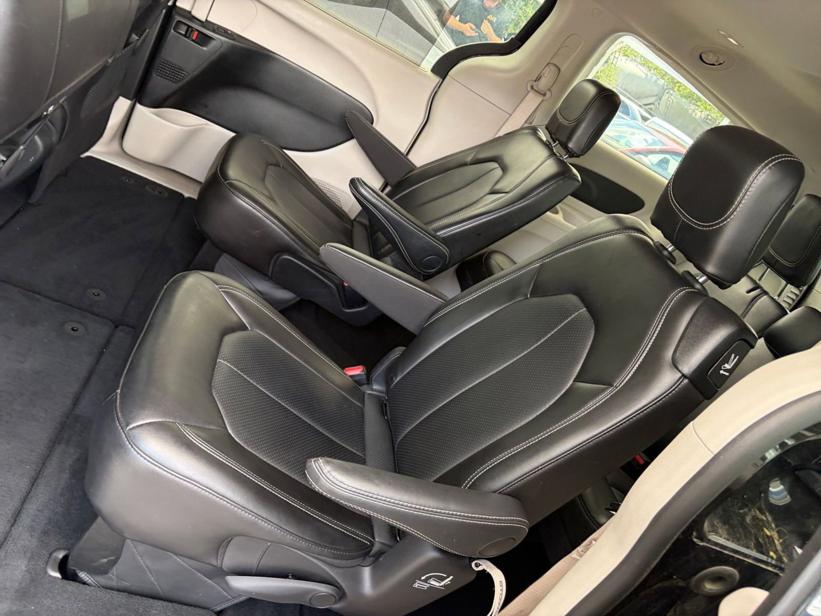 Used 2024 Chrysler Pacifica Touring-L FWD image 42