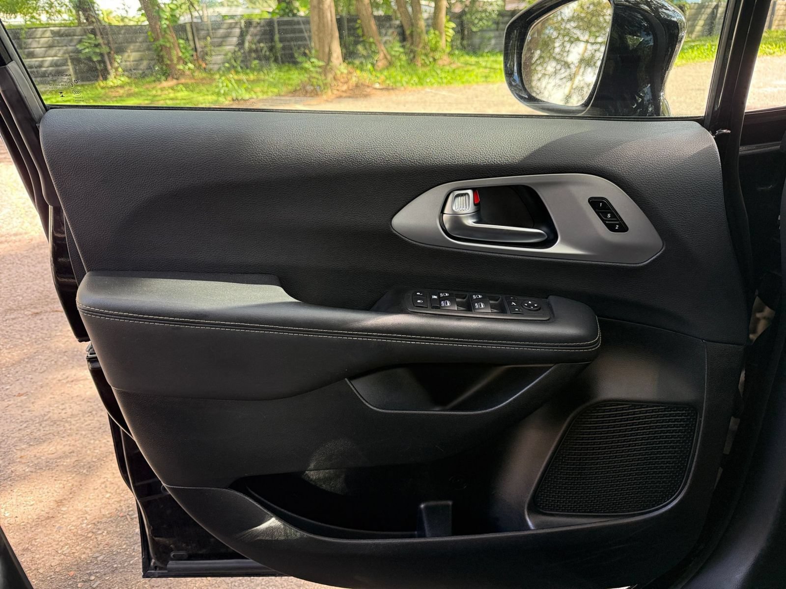 Used 2025 Chrysler Pacifica Limited FWD image 19
