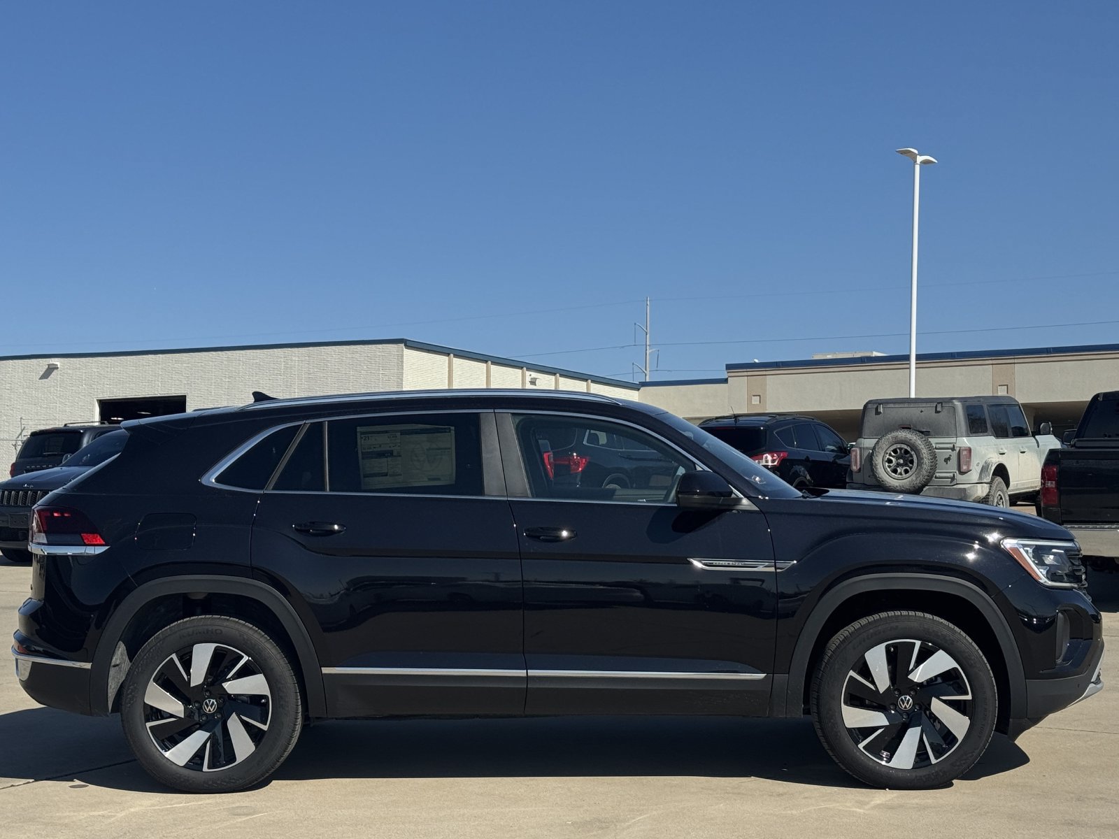 Used 2025 Volkswagen Atlas Cross Sport SEL AWD/4WD image 3