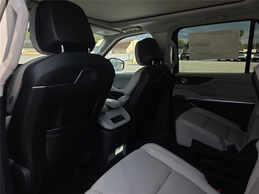 New 2026 Lincoln Navigator Reserve w/ Jet Appearance Package AWD/4WD image 10