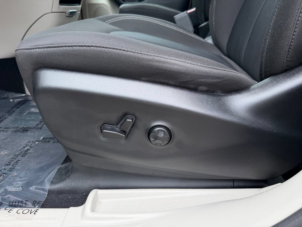Used 2023 Chrysler Voyager LX FWD image 17