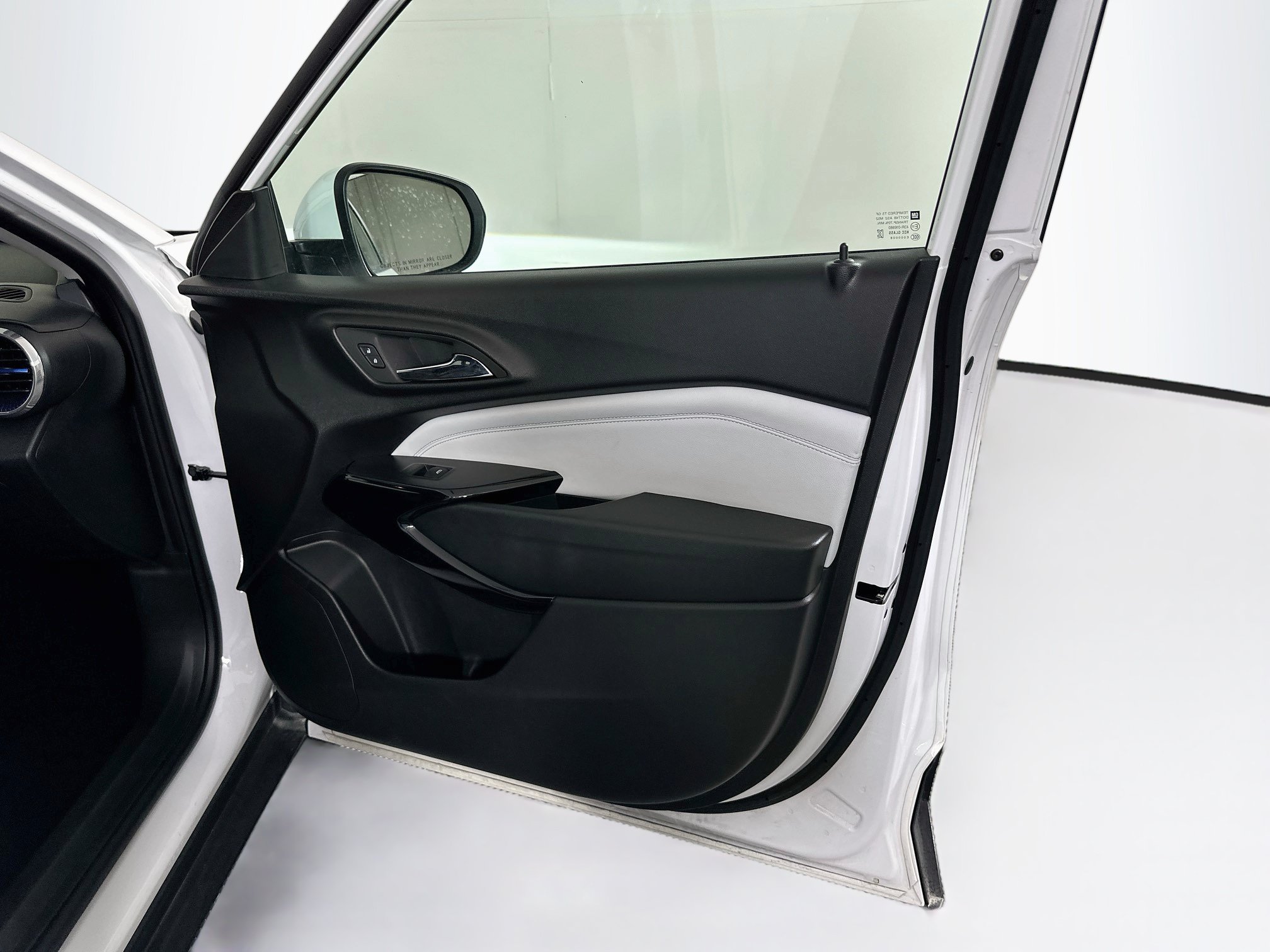 Used 2025 Chevrolet Trax LT FWD image 29