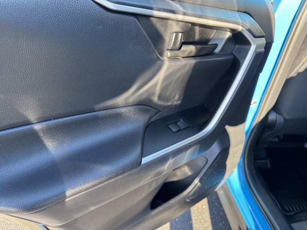 Used 2019 Toyota RAV4 LE image 10