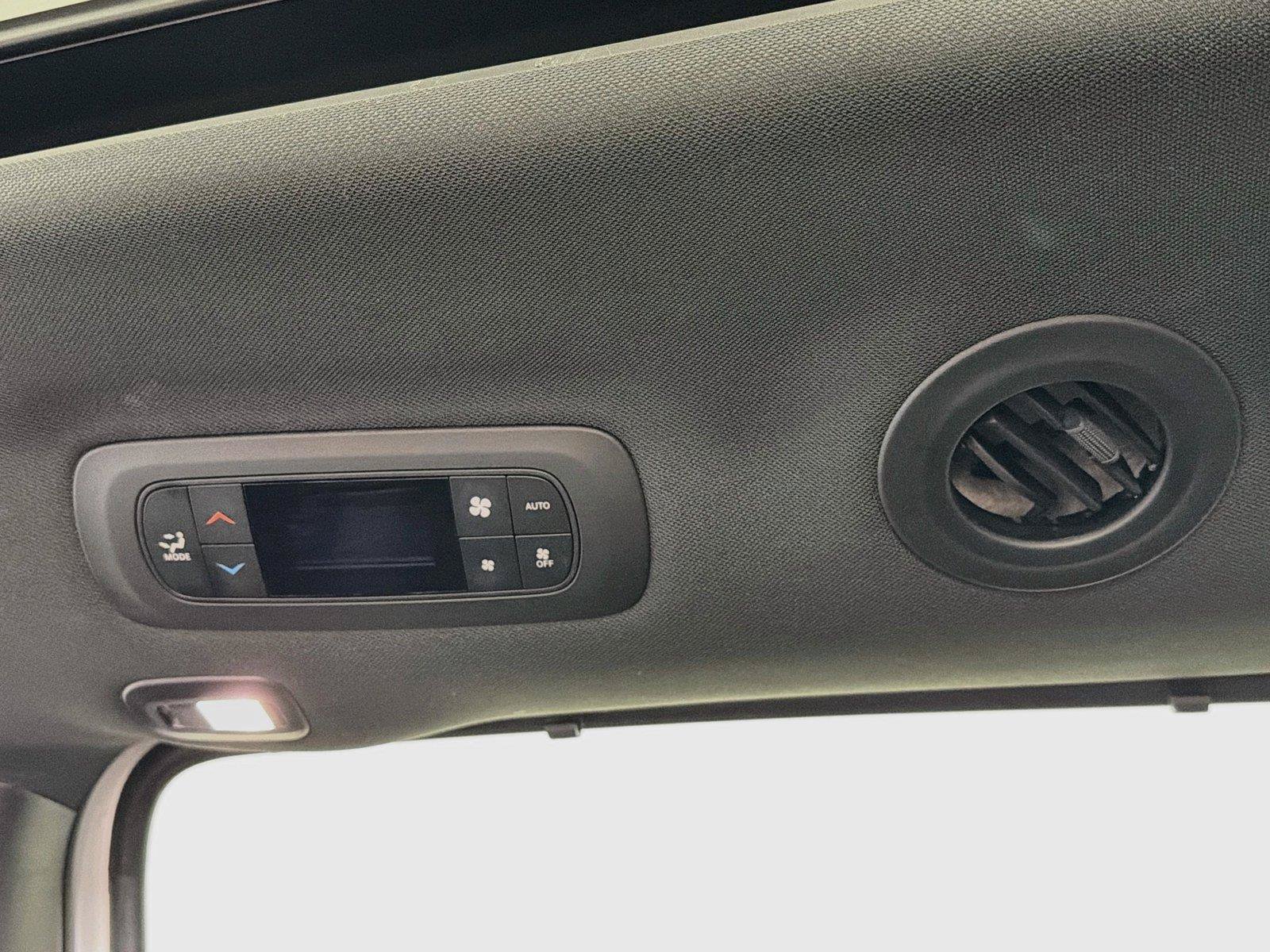 Used 2027 Chrysler Pacifica Limited FWD image 28