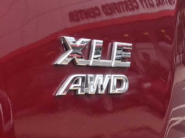 Used 2018 Toyota RAV4 XLE w/ Plus Extra Value Package AWD/4WD image 30