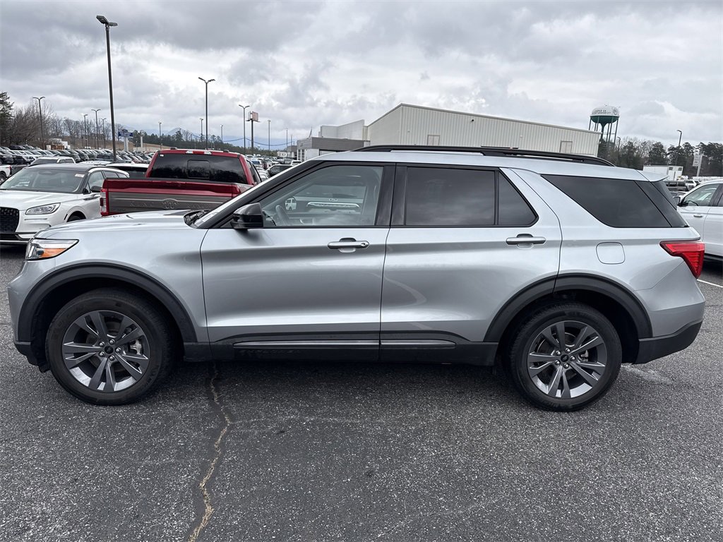 Used 2022 Ford Explorer XLT w/ Equipment Group 202A image 4