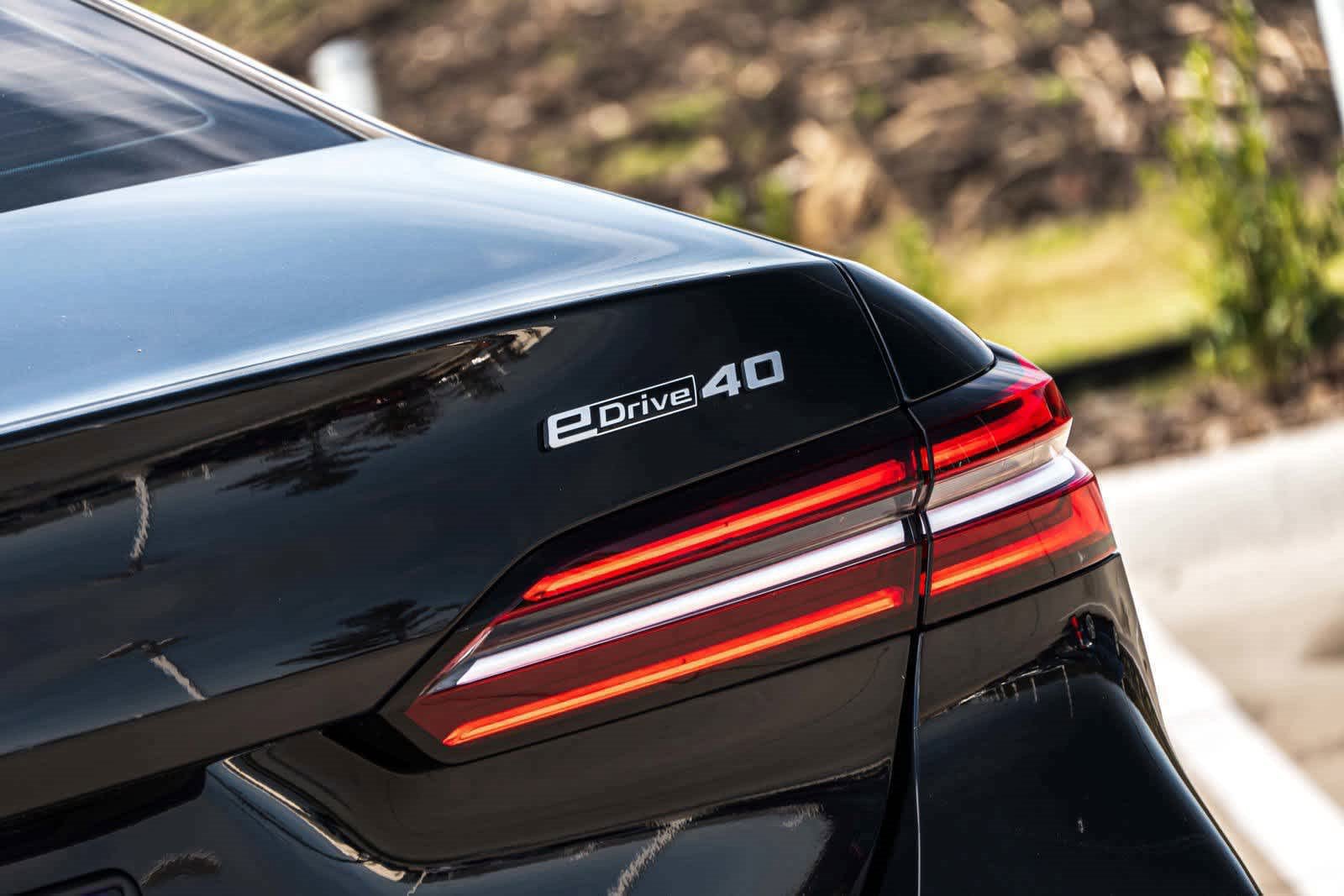 Used 2025 BMW i5 eDrive40i w/ Premium Package RWD image 6