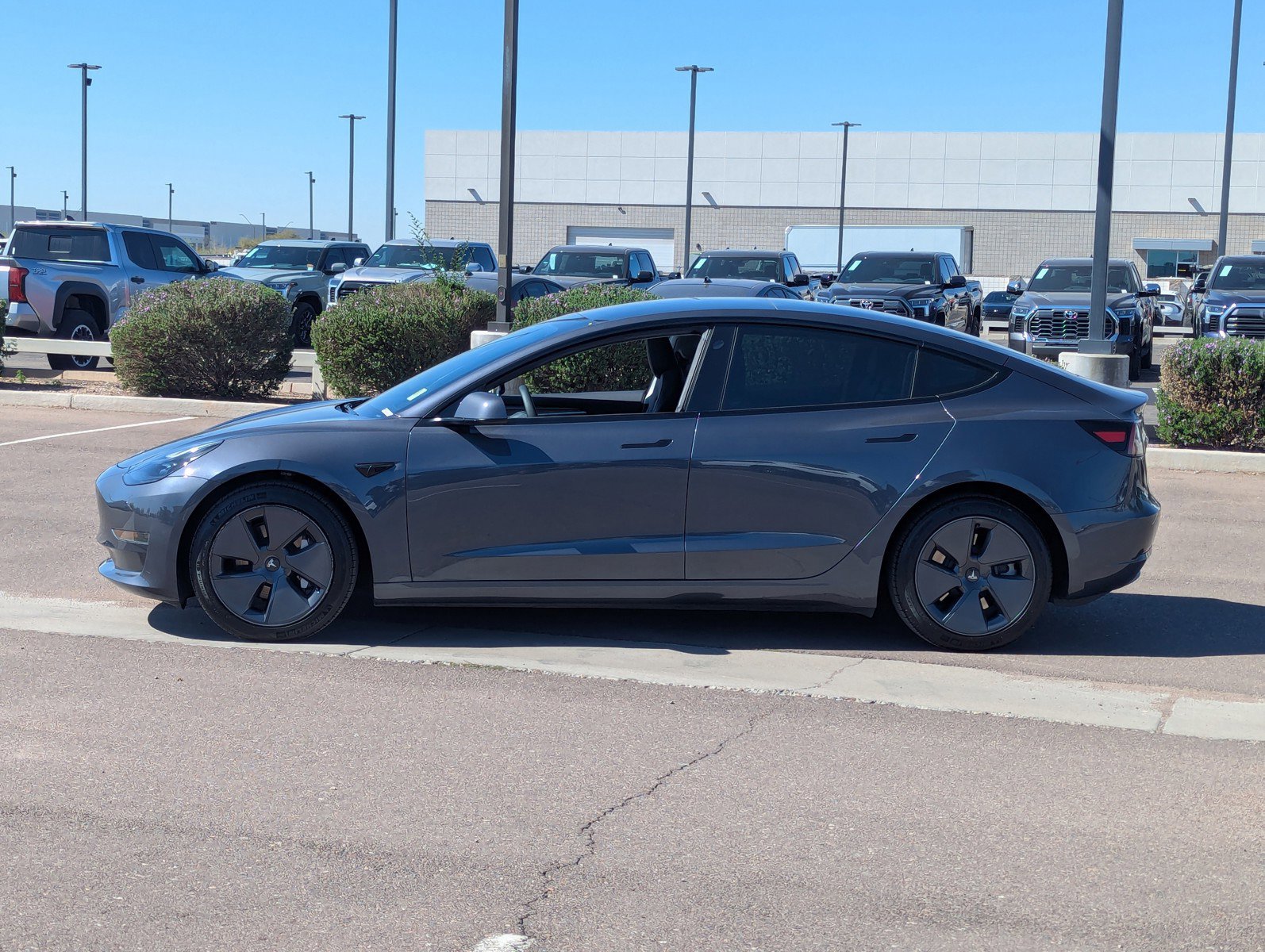 Used 2023 Tesla Model 3 Standard Range image 2