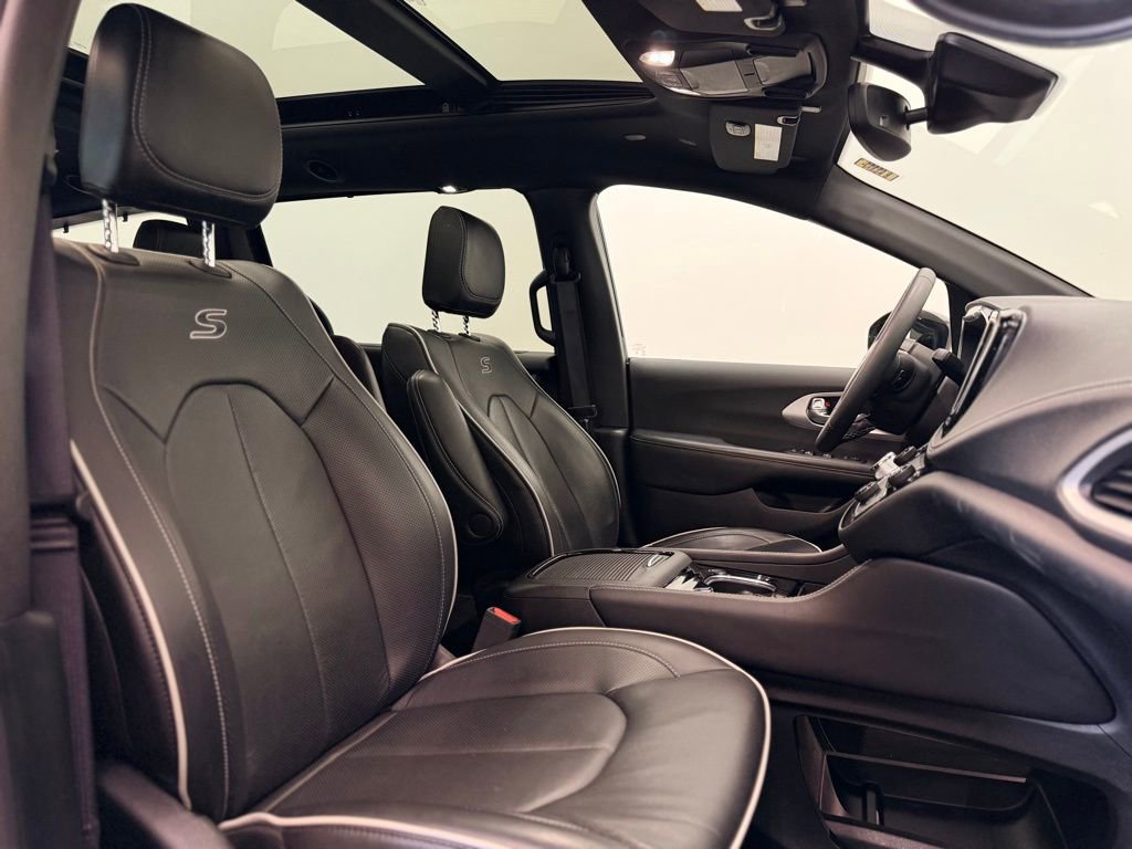 Used 2025 Chrysler Pacifica Limited FWD image 18