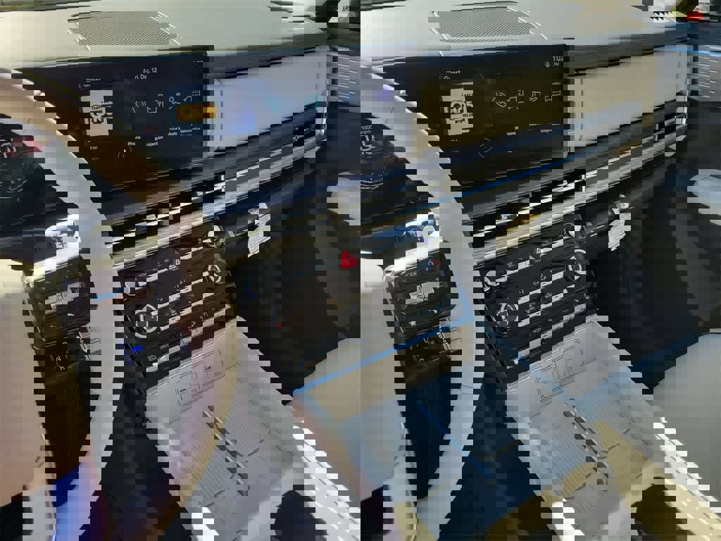 Used 2025 Hyundai Santa Fe SE w/ Tow & Go Package image 31