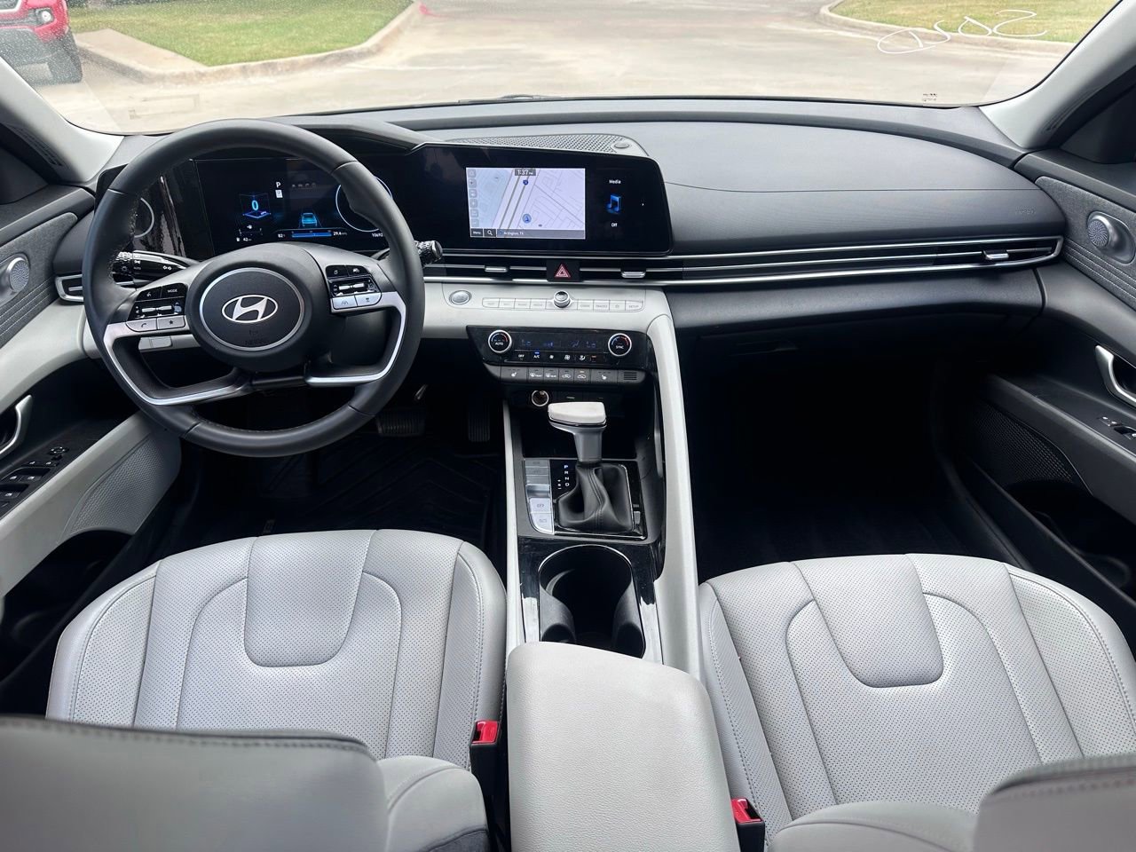 Used 2025 Hyundai Elantra Limited image 18