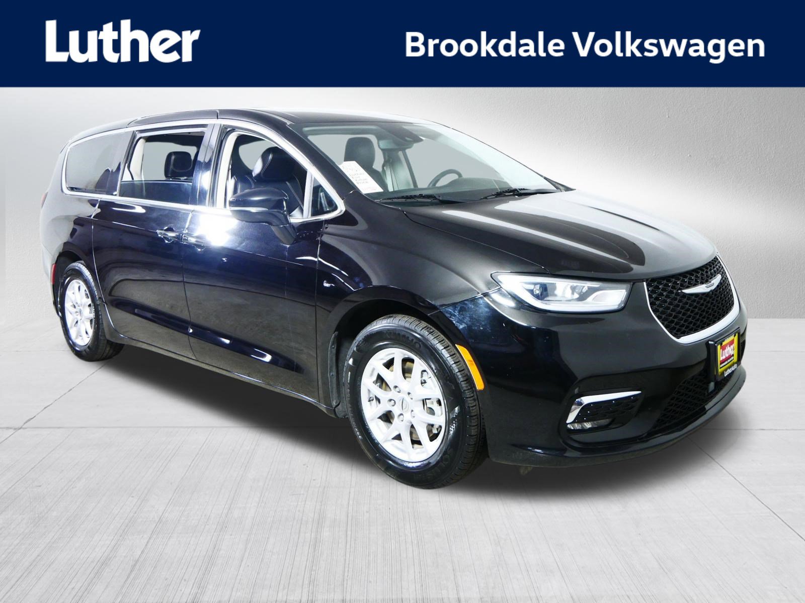 Used 2024 Chrysler Pacifica Touring-L image 1