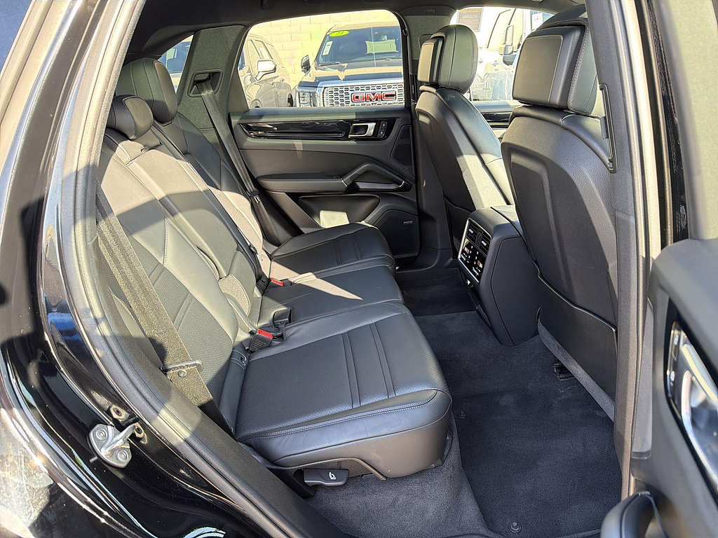 Used 2023 Porsche Cayenne AWD/4WD image 27