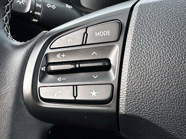 Used 2025 Hyundai Venue Limited FWD image 27