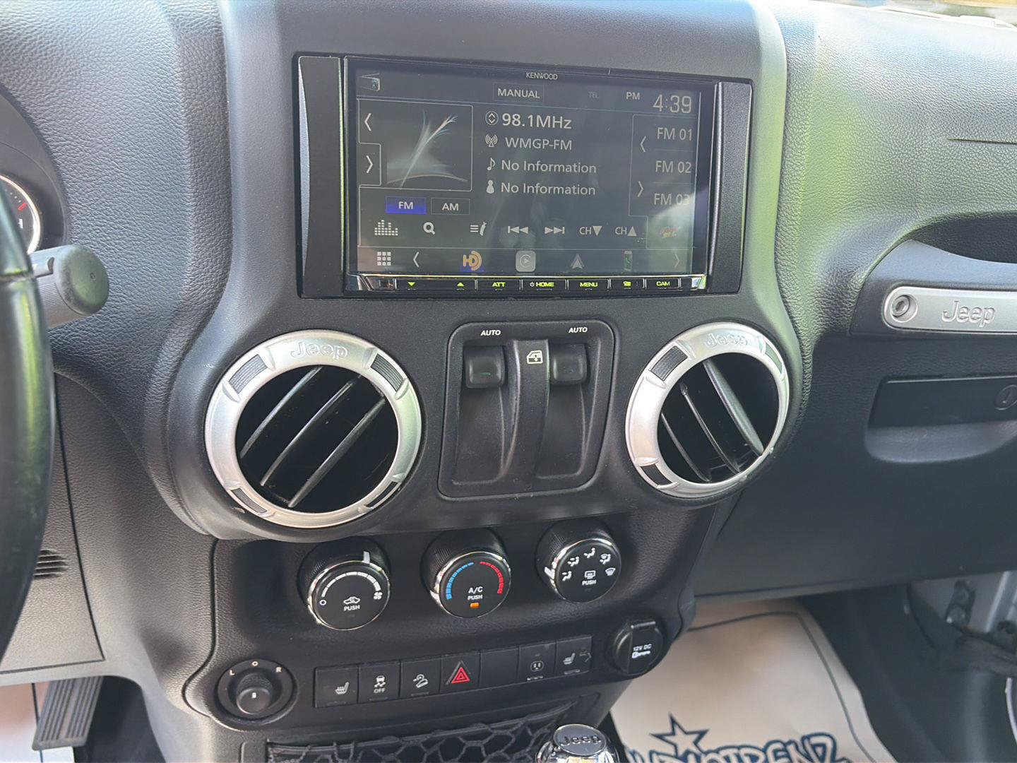 Used 2015 Jeep Wrangler Sahara w/ Connectivity Group AWD/4WD image 8