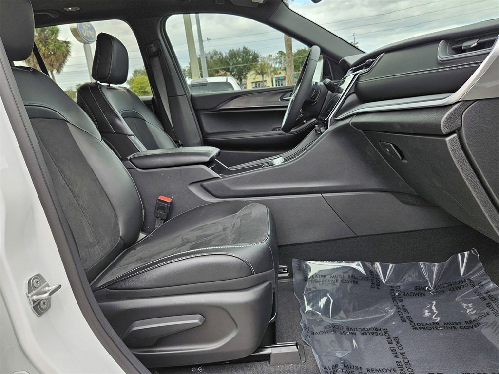 Used 2024 Jeep Grand Cherokee Altitude image 34