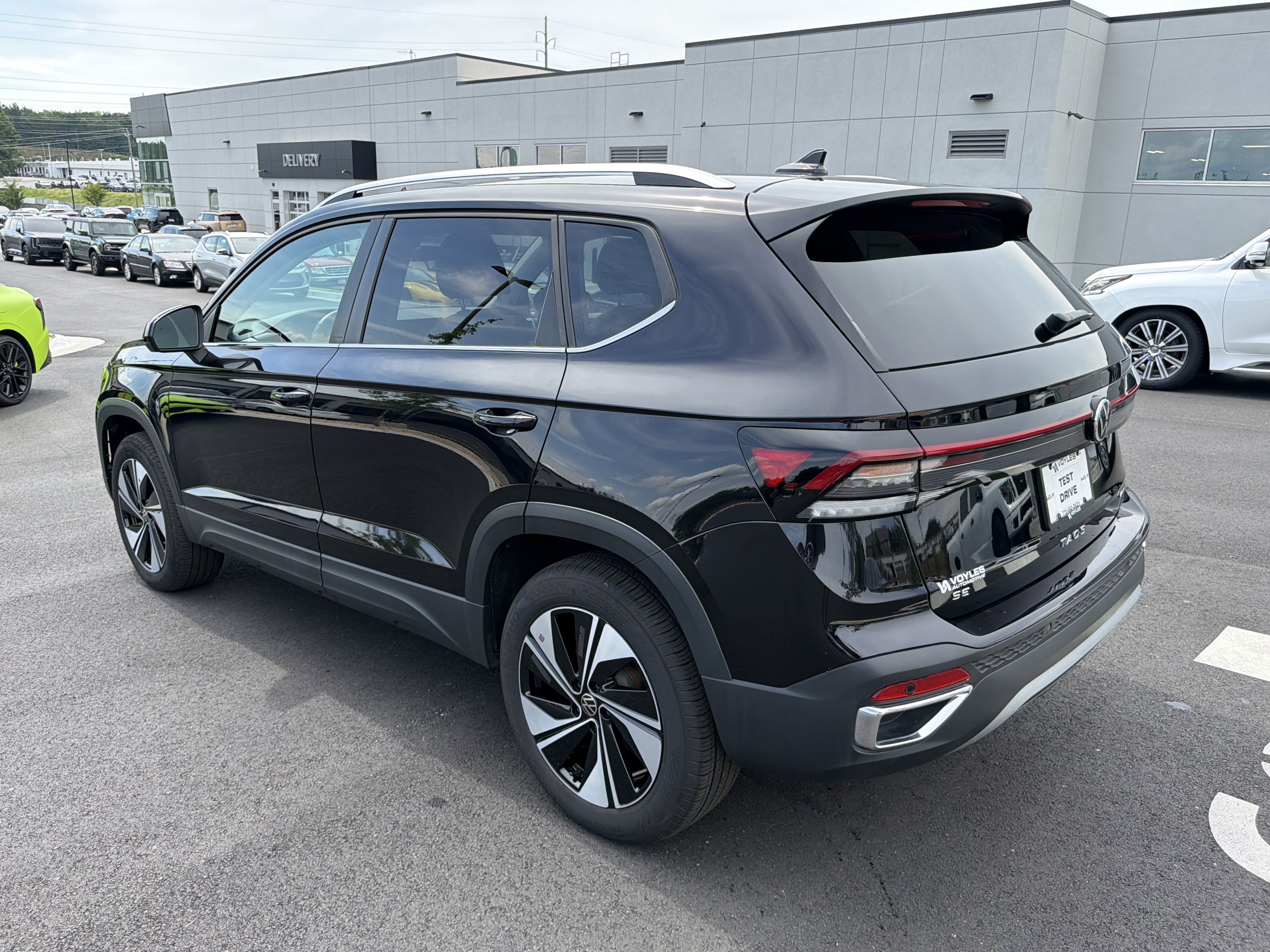 Used 2025 Volkswagen Taos SE AWD/4WD image 5