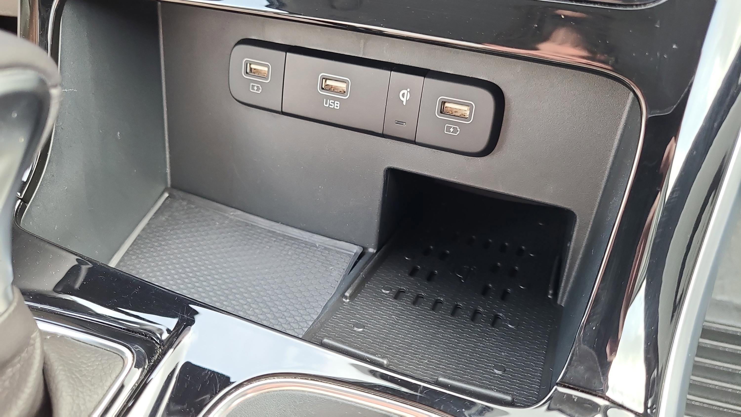 Used 2024 Kia Carnival EX image 13