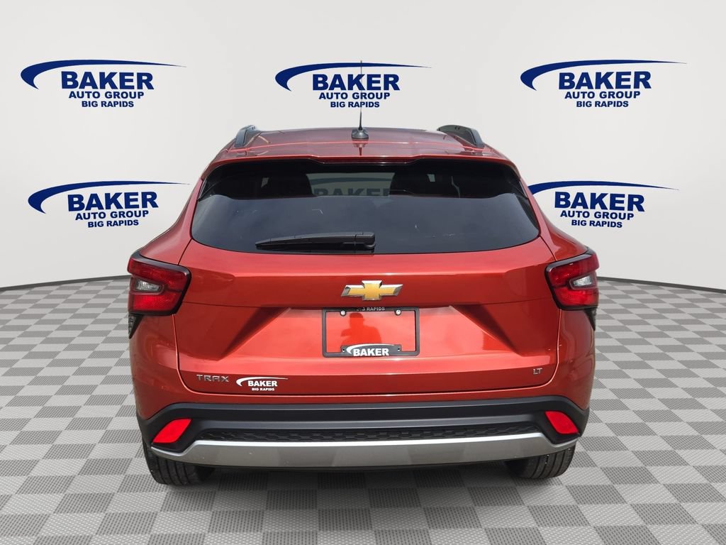 Used 2024 Chevrolet Trax LT w/ Driver Confidence Package FWD image 4