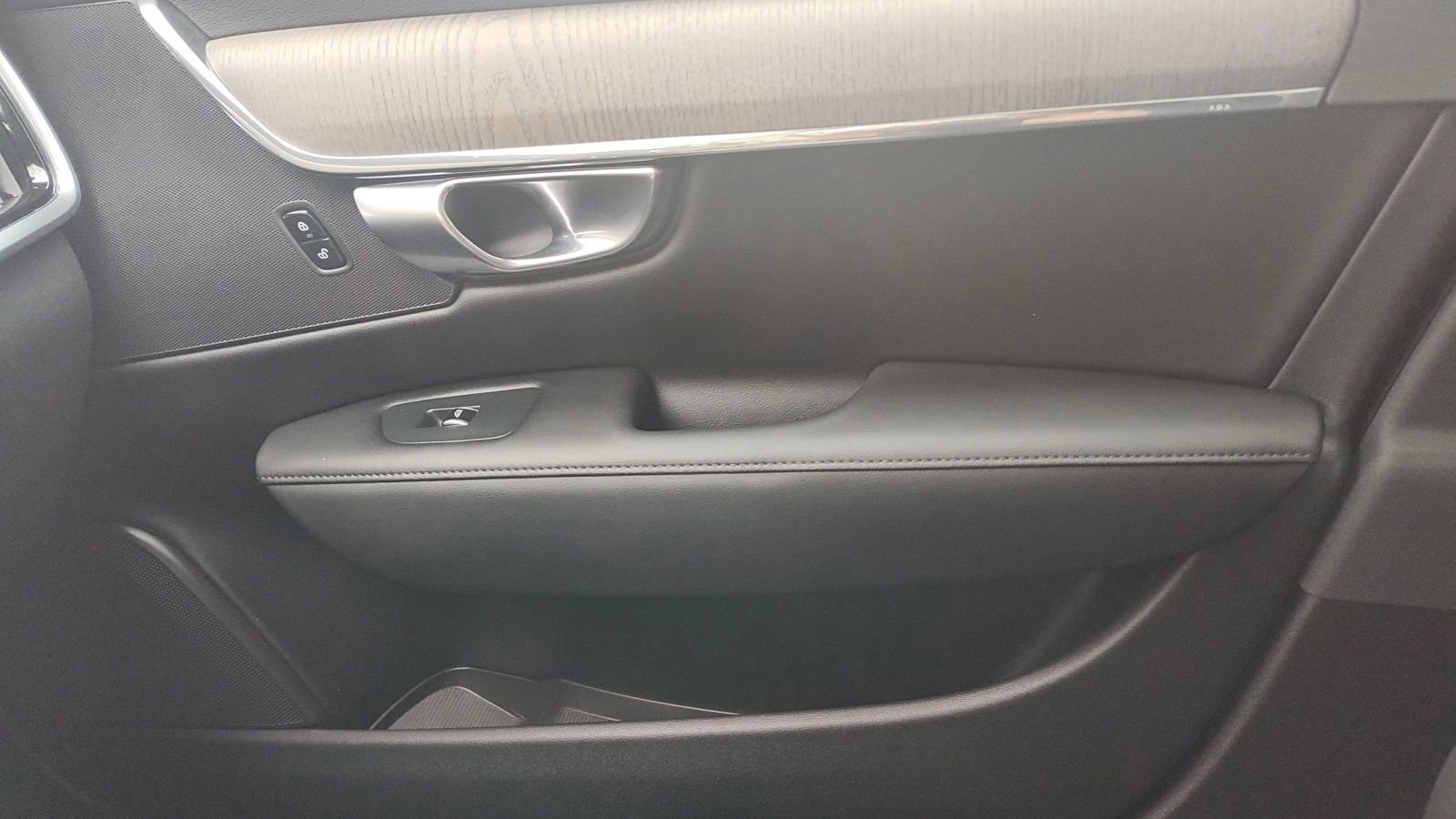 Used 2023 Volvo S90 B6 Plus image 16