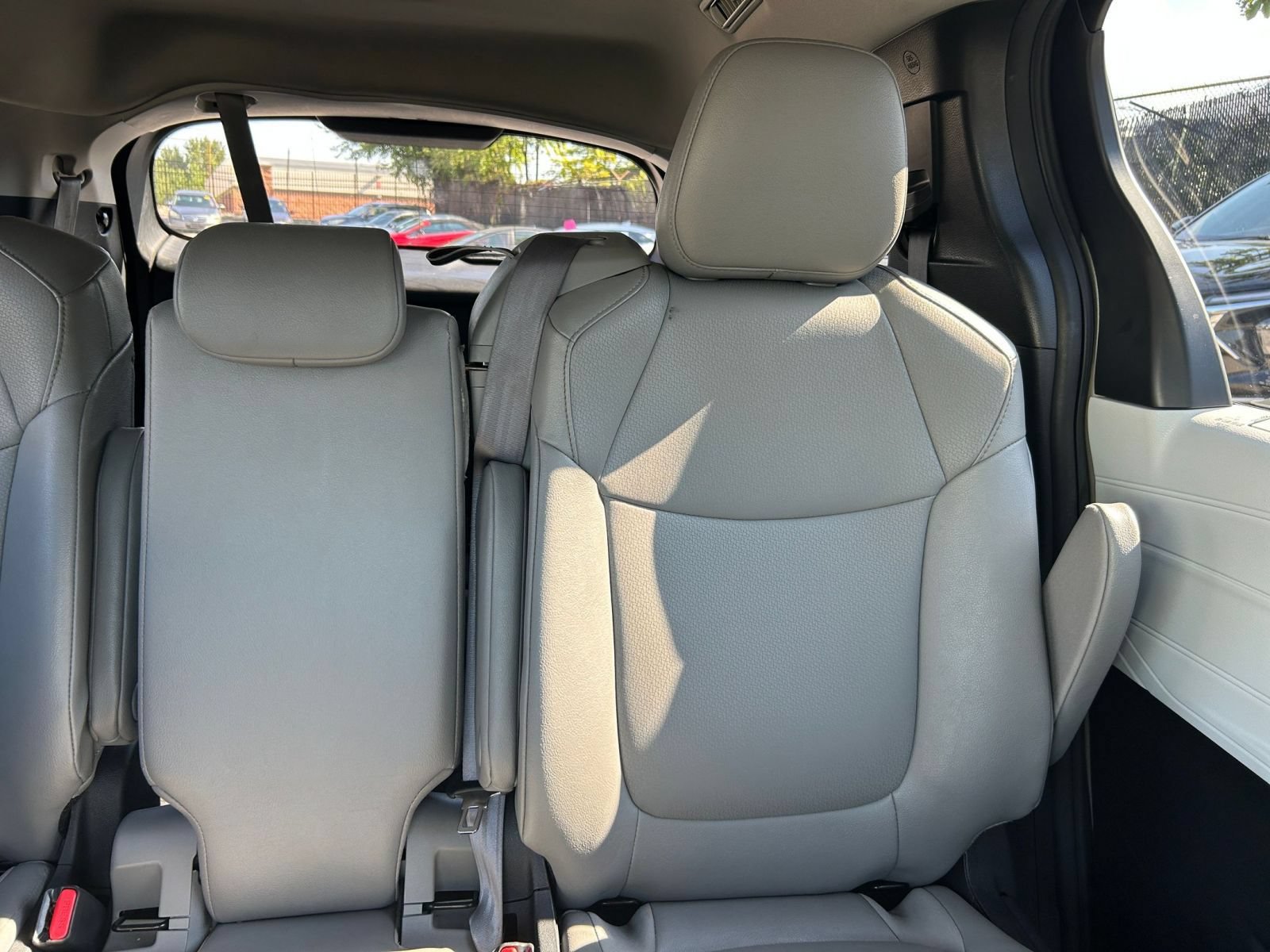 Used 2025 Toyota Sienna XLE FWD image 35