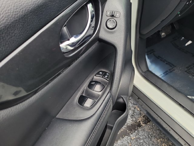 Used 2018 Nissan Rogue SV FWD image 17