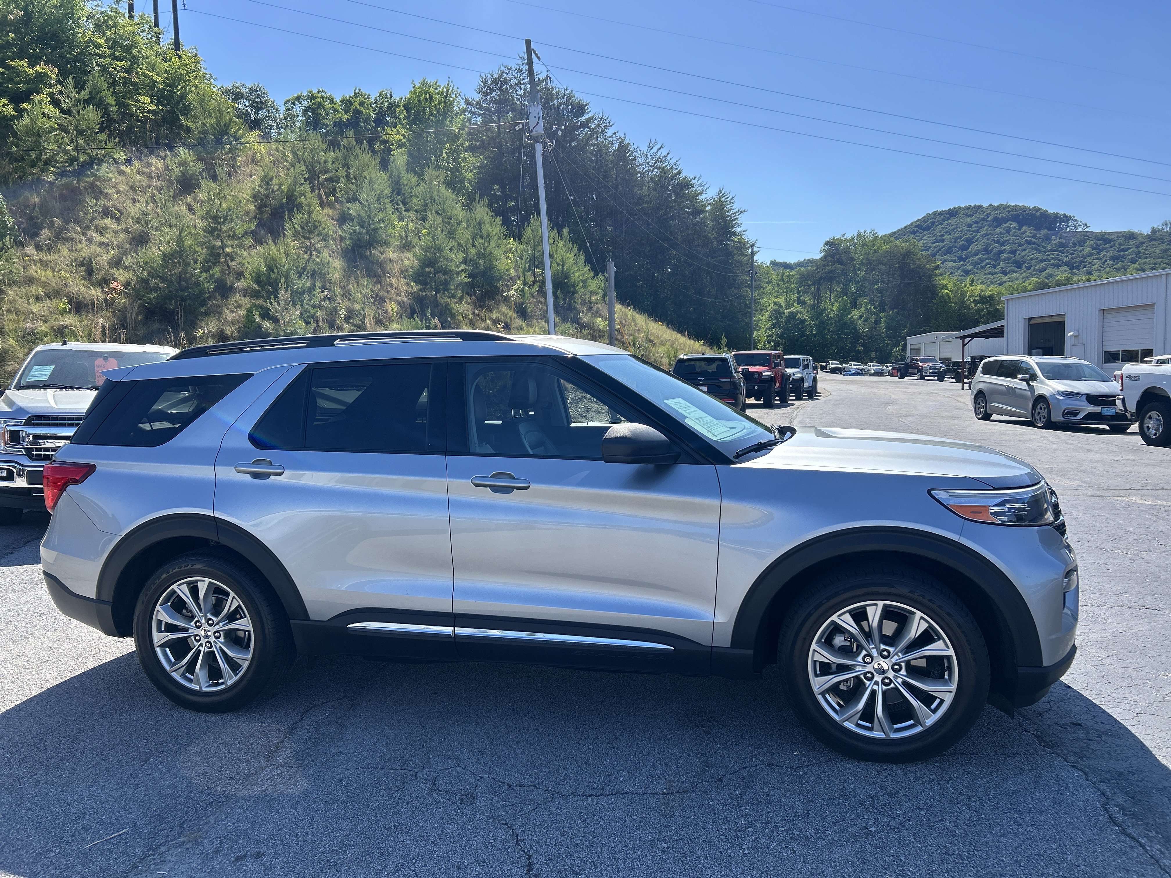 Used 2021 Ford Explorer XLT w/ Equipment Group 202A RWD image 16
